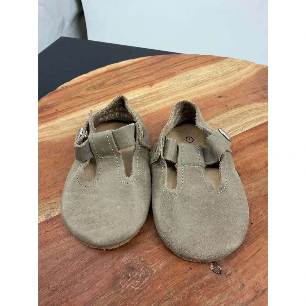 Piper finn T-Strap Leather Shoes Baby Size 1 Taupe Soft Sole Pre-Walker Flats